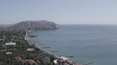 Sudak, Kırım. Sudak seti. Plajlı Karadeniz kıyısı. 4K
