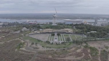Volgograd, Rusya. Anavatan Çağrıları heykelinin akşam manzarası! Volgograd 'daki Mamaev Kurgan' da. Hava bulutlu. 4K