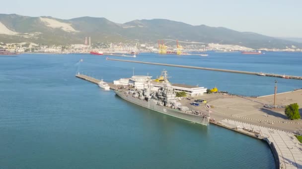 Novorossiysk, Rusia. Crucero Mikhail Kutuzov. Museo Naval Central lleva el nombre del emperador Pedro Magno. 4K — Vídeo de stock