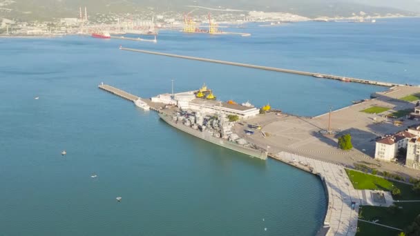 Novorossiysk, Rusia. Crucero Mikhail Kutuzov. Museo Naval Central lleva el nombre del emperador Pedro Magno. 4K — Vídeos de Stock