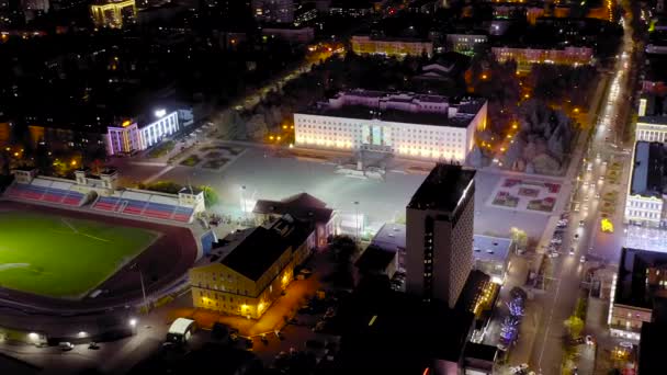 Stavropol, Ryssland. Lenintorget. Dynamo Stadium, Duman av Stavropol territoriet. Nattetid. 4K — Stockvideo