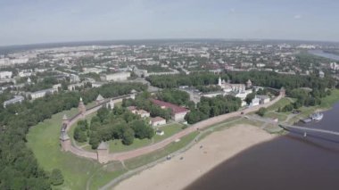 Veliky Novgorod, Rusya. Novgorod Kremlin (Detinets), Volkhov Nehri. Şehrin üzerinde uçuş. 4K