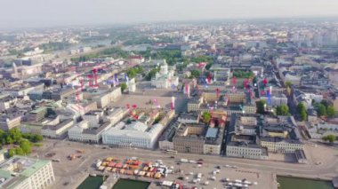 Helsinki, Finlandiya. Şehir merkezinin hava manzarası. Helsinki Katedrali. Senato karesi. Pazar Meydanı. 4K