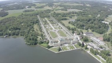 Stockholm, İsveç. Drottningholm. Drottningholms Slott. Çin pavyonu, tiyatrosu ve bahçeleri olan iyi korunmuş bir kraliyet konutu. 4K