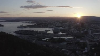 Oslo, Norveç. Gün batımında şehir manzarası. Arka ışık. Şehrin merkezi kısmından. 4K