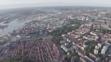 Göteborg, İsveç. Şehrin panoraması ve Goeta Elv nehri. Şehrin tarihsel merkezi. Gün batımı. 4K