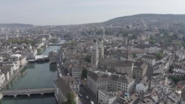 Zürih, İsviçre. Gökyüzünden şehrin panoraması. Limmat Nehri Akış Noktası, Kvaybrucke Köprüsü, Sechselautenplatz Meydanı. 4K