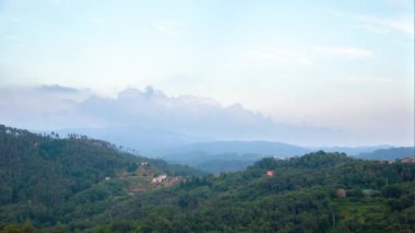İtalya, ormanla kaplı dağlarda gün batımı. Zaman aşımı. 4K