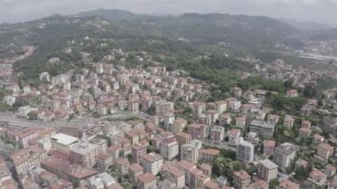 La Spezia, İtalya. Şehir manzarası, dağlar. 4K