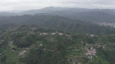 İtalya. Orman, dağlarla ve villalarla kaplıydı. San Michele Arcangelo Kilisesi. Liguria bölgesindeki Borghetto di Vara bölgesi, La Spezia eyaletine bağlı. 4K