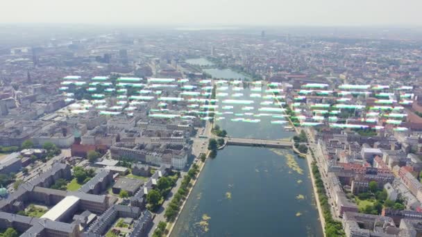 Kopenhaga, Dania. Centralna historyczna część miasta, dachy miasta i jeziora Kopenhagi. Widok z lotu ptaka. 4K — Wideo stockowe