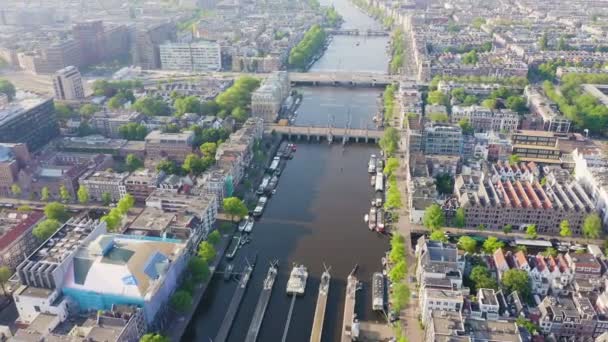 Амстердам, Нідерланди. Літаючи над міськими дахами. Amstel River, Amstel Gateways 4K — стокове відео