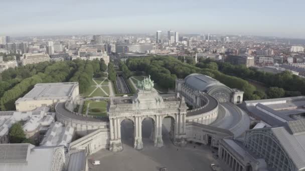 比利时布鲁塞尔。50周年纪念公园。公园Senkantoner 。布鲁塞尔凯旋门（Arc de Triomphe of Brussels） 。4K — 图库视频影像