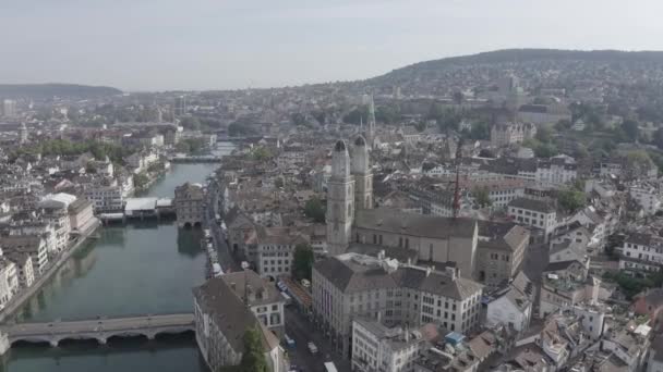 Zurigo, Svizzera. Panorama della città dall'alto. Limmat River Flow Point, Kvaybrucke Bridge, Sechselautenplatz Square. 4K — Video Stock