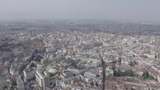 Milaan, Italië. Daken van de stad vanuit de lucht. De kathedraal van Spiers Milan. bewolkt weer.. 4K — Stockvideo