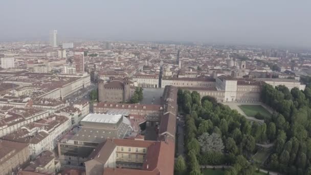 Турин, Италия. Полет над городом. Исторический центр, вид сверху. Замковая площадь. 4K — стоковое видео