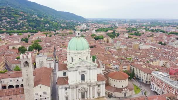 Dolly zooma. Brescia, Italien. Katedralen Santa Maria Assunta. Flyg över staden i molnigt väder — Stockvideo