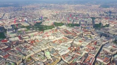 Viyana, Avusturya. Viyana 'nın tarihi şehir merkezinde uçuş. Parklar ve saraylar. St. Stephen Katedrali (Almanya: Stephansdom). 4K