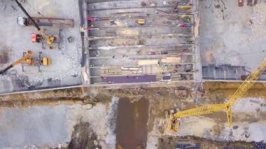 Ekaterinburg, Rusya. Nehir üzerinde bir köprü inşa etmek. Yeni İnşaat Alanı - Akademicheskiy (Akademik). 4K