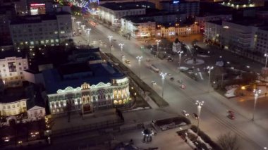 Ekaterinburg, Rusya - 23 Mart 2020: Sevastyanov ve İşçi Meydanı. Şehrin merkez caddesi, Prospet Lenin. Baharın başında gece şehri. Video kaydı. UltraHD (4K)