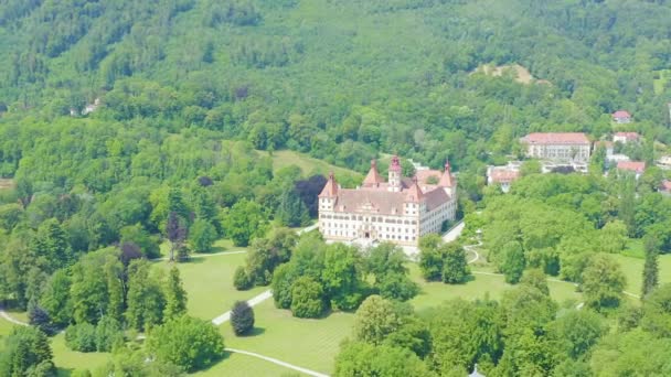 Zoom sur Dolly. Graz, Autriche. Eggenberg Palace (Schloss Eggenberg) - la plus grande résidence aristocratique de Styrie est inscrite au patrimoine mondial. La construction a été terminée en 1646 — Video