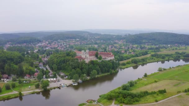 크라코프, 폴란드. 비툴라 강에 있는 베네딕트 수도원 ( 티 넷 ). 베네딕토 수도원은 1044 년에 설립되었다. 4K — 비디오