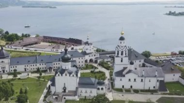 Sviyazhsk, Rusya. Varsayım Katedrali 'nin havadan görünüşü ve Sviyazhsk adasının manastırı. 4K