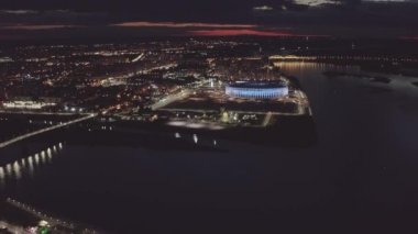 Nizhny Novgorod, Rusya. Nehirlerin birleştiği yerdeki okun havadan görünüşü. Stadyum. Gece vakti. 4K
