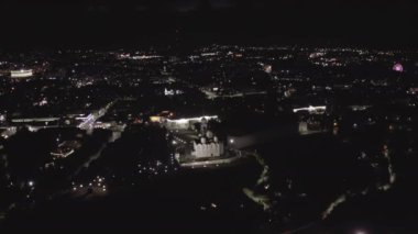 Rusya, Vladimir. Gece şehri havadan. Vladimir 'deki Dormition Katedrali (Assumption Cathedral) Rus Ortodoks Kilisesi Vladimir Metropolitan Katedrali. 4K