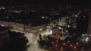 Ivanovo, Rusya. Ivanovo şehir merkezinde gece uçuşu. Hayat Veren Üçleme Tapınağı. 4K