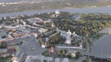 Yaroslavl, Rusya. Yaroslavl Spaso-Preobrazhensky Manastırı (Spaso-Yaroslavl Manastırı) - Yaroslavl 'daki antik bir erkek manastırı. Gün batımı zamanı. 4K