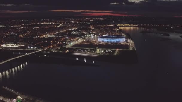 Niżny Nowogród, Rosja. Widok z lotu ptaka na zbieg rzek. Stadion. W nocy. 4K — Wideo stockowe