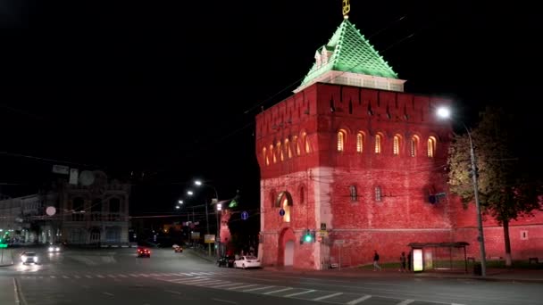 Nizhny Novgorod, Rusia. Kremlin de Nizhny Novgorod. Torre Dmitrievskaya. Minin y Pozharsky Square. Buenas noches. 4K — Vídeo de stock