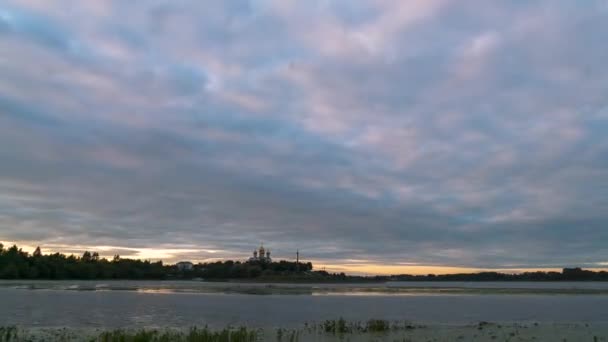 Jaroslavl, Russia. Parcheggia sulle frecce. Il luogo dove il fiume Kotorosl sfocia nel fiume Volga. Il passaggio dal crepuscolo alla notte. 4K — Video Stock