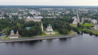 Uglich, Rusya. Havadan çirkin bir şehir, Uglich Kremlin, şehrin ana ilgi odağı. 4K