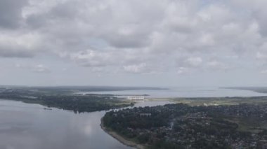 Rybinsk, Rusya. Volga Nehri, Rybinsk hidroelektrik santrali ufukta. 4K