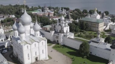 Rostov, Rusya. Rostov Kremlin. Kutsal Bakire Meryem 'in Varsayımı Katedrali. Büyük Rostov şehrinin en büyük cazibesi. 4K
