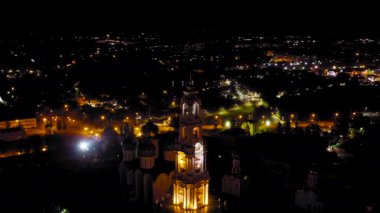 Sergiev Posad, Rusya. Trinity-Sergius Lavra, Rus Ortodoks Kilisesi 'nin en büyük erkek manastırıdır. Sergiev Posad şehrinin merkezinde yer almaktadır. Geceleyin. 4K