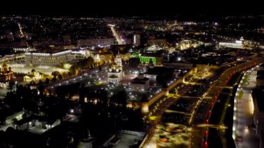 Tula, Rusya. Geceleri şehrin havadan görünüşü. Tula Kremlin, Lenin Meydanı ve nehir seti. 4K