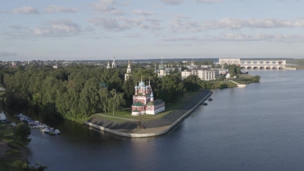 Uglich, Rússia. Uglich cidade do ar, Uglich Kremlin, a principal atração da cidade. De manhã cedo. 4K — Vídeo de Stock