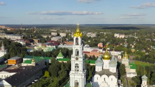 Sergiev Posad, 러시아. 트리니티 세르지오 라브라 (Trinity-Sergius Lavra) 는 오랜 역사를 가진 러시아 정교회의 가장 큰 남성 수도원이다. 세르지오 포사 드 (Sergiev Posad) 시 중심에 위치해 있다. 손전등. 4K — 비디오