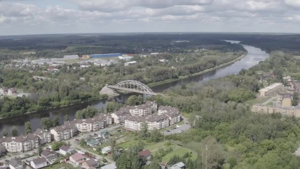 Dmitrov, Rusya. Kanal üzerindeki köprüye Moskova 'nın adı verildi. Moskova nehrini Volga 'ya bağlayan kanal. 4K — Stok video