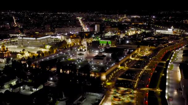 Tula, Ryssland. Flygfoto över staden på natten. Tula Kreml, Lenintorget och flodvallen. 4K — Stockvideo