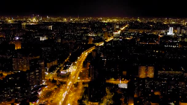 Moscovo, Rússia. Vista noturna da cidade, Rua Profsoyuznaya em direção ao centro de Moscou. 4K — Vídeo de Stock