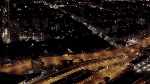 ロシアのロストフ・オン・ドン。鉄道駅ロストフ・グラヴニー。街の夜景。4K — ストック動画