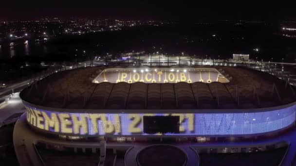 Rostow am Don, Russland. Rostow Arena oder Rostow-Arena - ein Fußballstadion in Rostow am Don, das 2018 als Austragungsort von WM-Spielen errichtet wurde. Nachts. 4K — Stockvideo