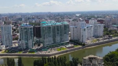 Krasnodar, Rusya. Kubanskaya seti üzerinde yeni yerleşim yerleri. Kuban Nehri. Yazın şehir üzerinde uçuyorum. 4K