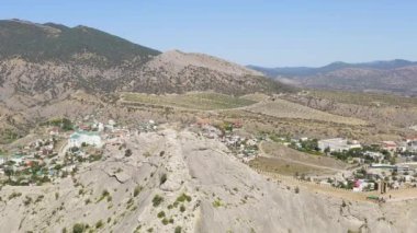 Sudak, Kırım. Sudak 'taki Ceneviz kalesi. 30 hektarın üzerinde bir alana sahip ortaçağ kalesi. Karadeniz kıyısında. 4K