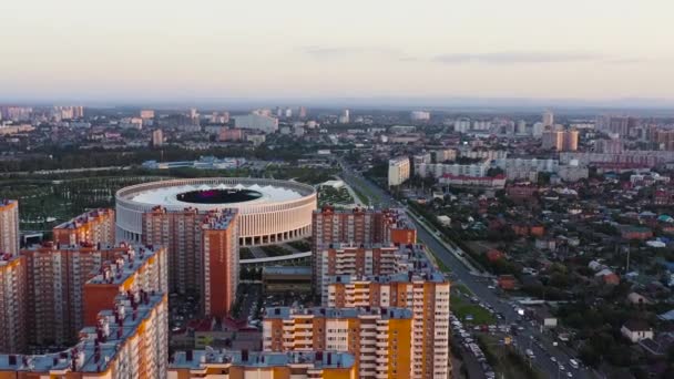克拉斯诺达尔，俄罗斯。克拉斯诺达尔（英语：Krasnodar）-克拉斯诺达尔市同名俱乐部的足球场。Krasnodar公共公园（Galitsky公园） 。日落时间。4K — 图库视频影像
