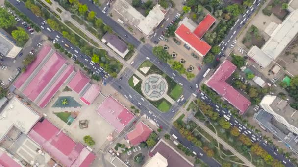 Krasnodar, Rusya - 27 Ağustos 2020: Alexandrovsky Bulvarı. Kutsal Büyük Şehit Catherine 'in fıskiyeli anıtı. Zafer Kemeri. Hava görüntüsü. 4K — Stok video